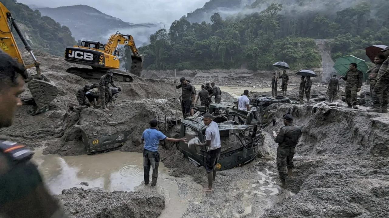 231009120926-02-india-floods-sikkim-100523