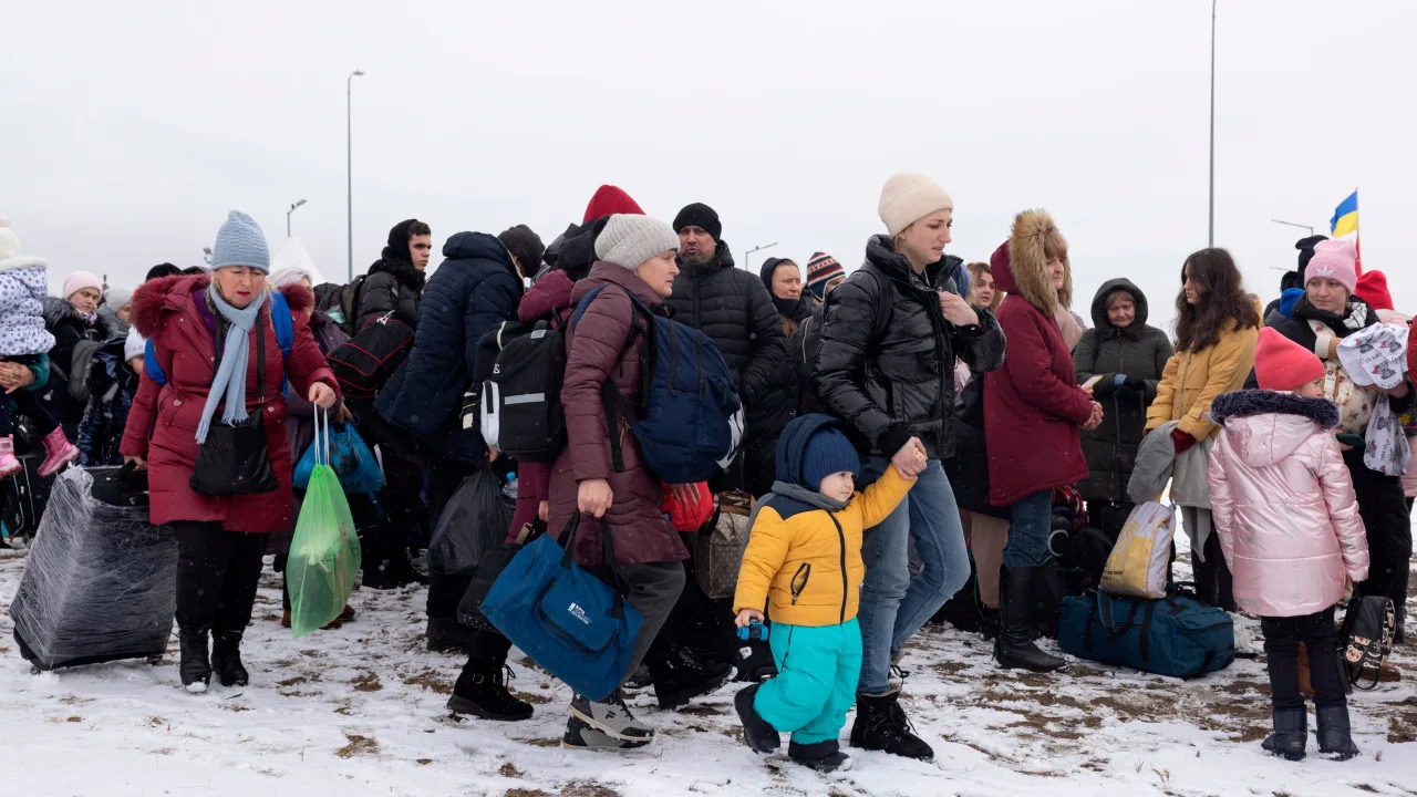 231012122346-ukraine-poland-refugees