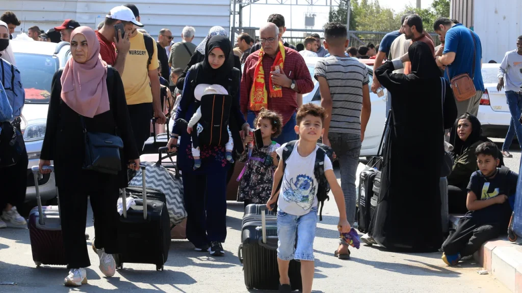 231014120139-03-gaza-evacuations-101423