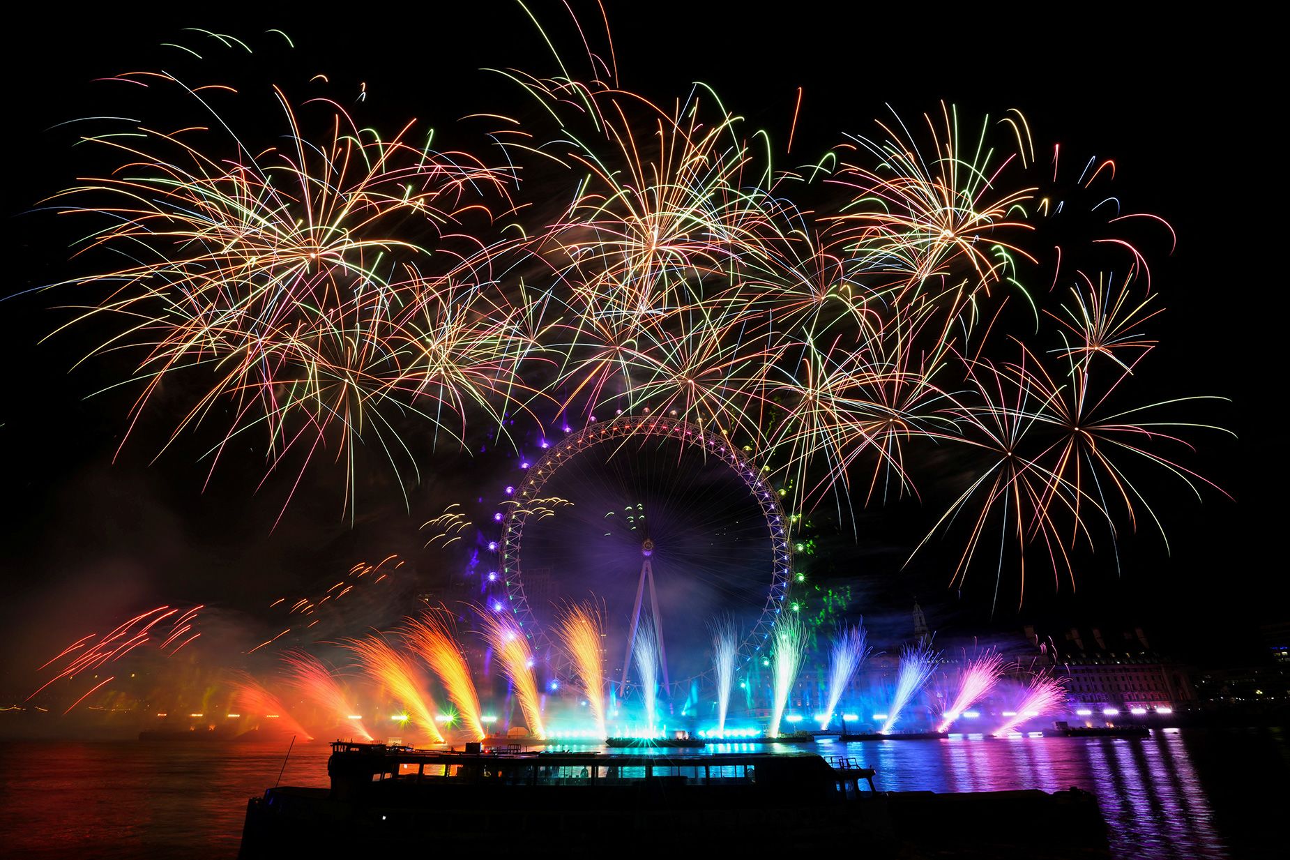 2023-01-01t012120z-1292137812-rc2chy9quam7-rtrmadp-3-new-year-britain-fireworks