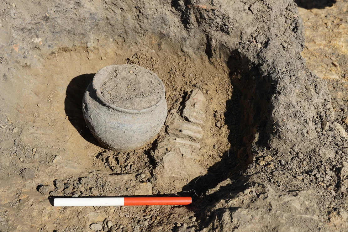 intact-roman-pot-found-during-excavation-photo-credit-national-trust-nathalie-cohen