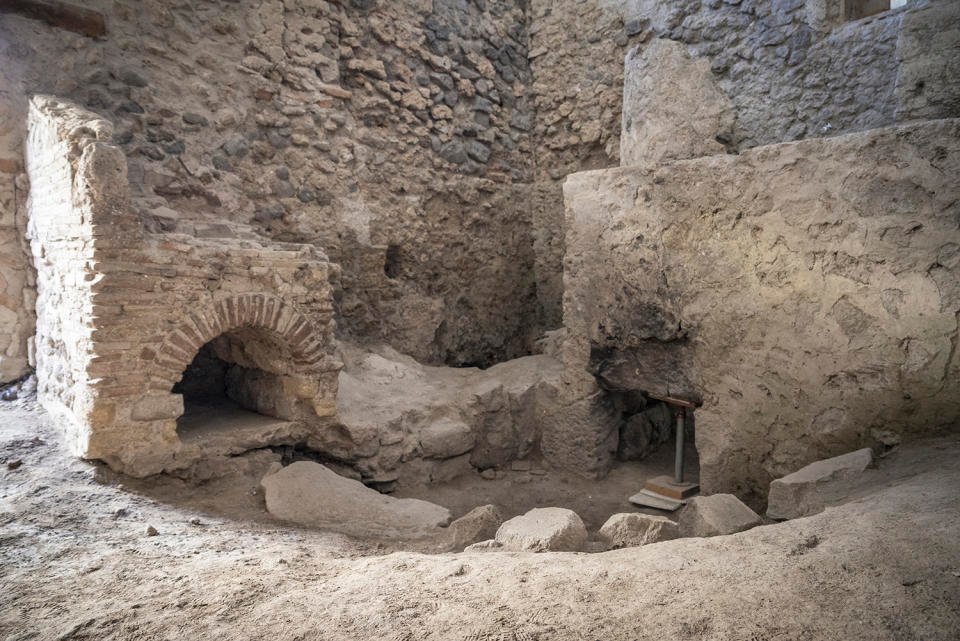 Archaeologists find lavish thermal spa in Pompeii