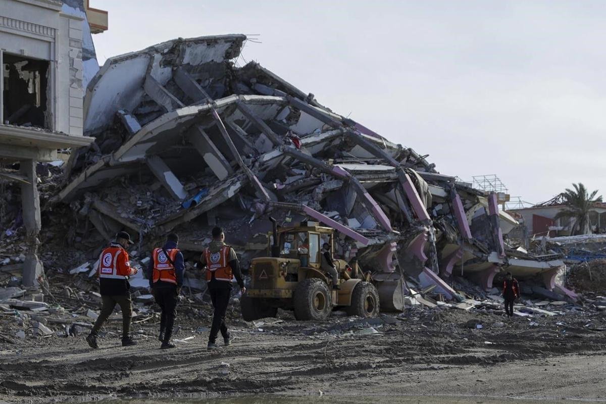 Palestinians finally returning to devastated northern Gaza after ceasefire dispute delay