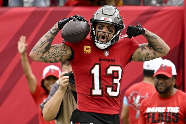 Tampa Bay Buccaneers wide receiver Mike Evans makes NFL history, helps lead team to playoff berth