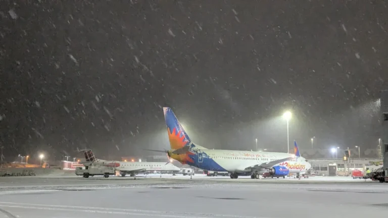 Heavy snow disrupts flights in the UK and Germany