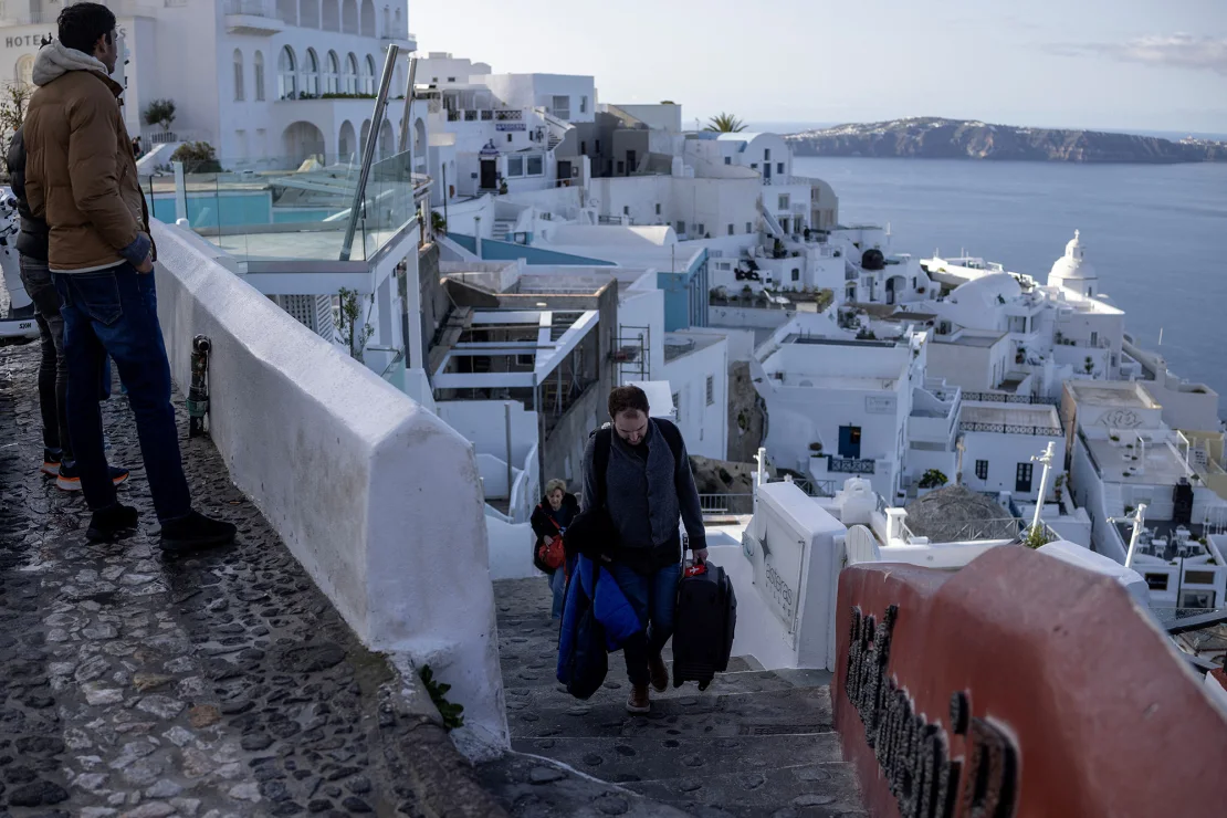 2025-02-04t090058z-761660430-rc2jncalo8a1-rtrmadp-3-greece-quake-santorini